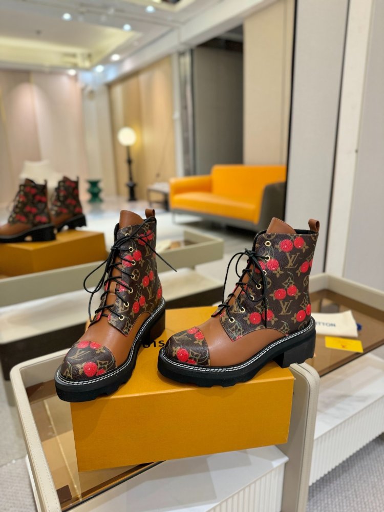 Boots women's фото 6