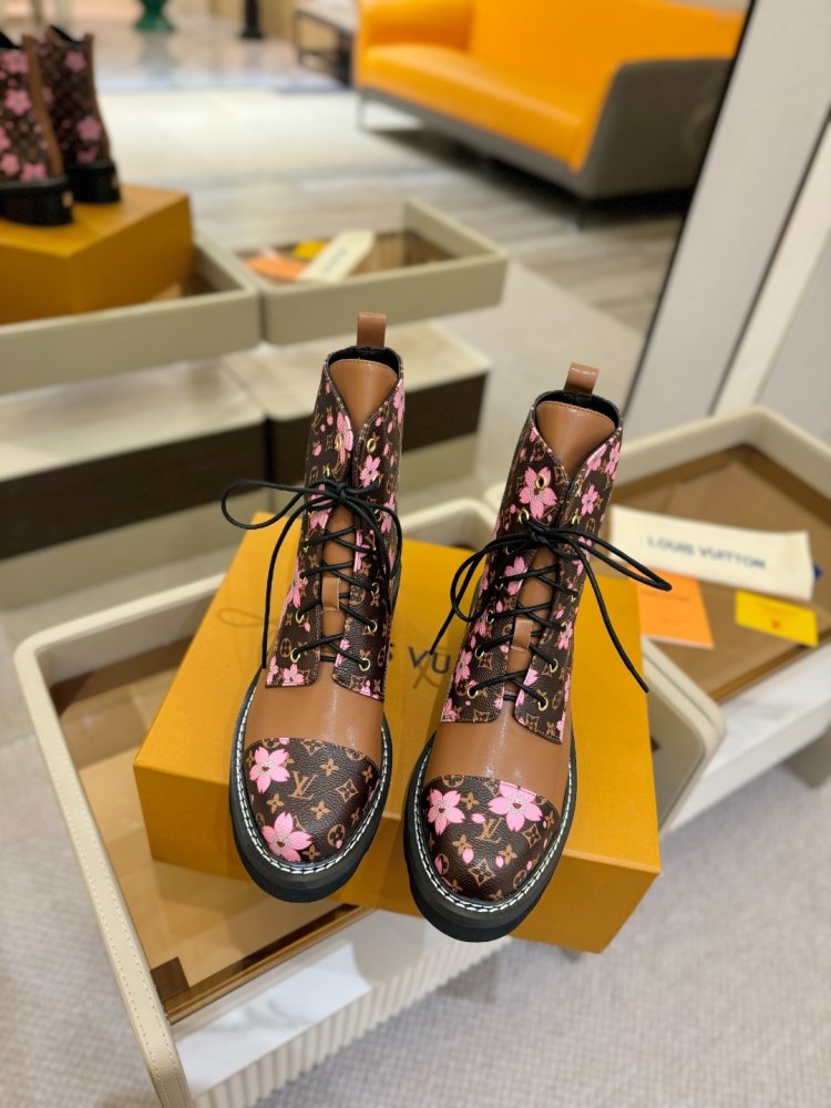 Boots women's фото 7