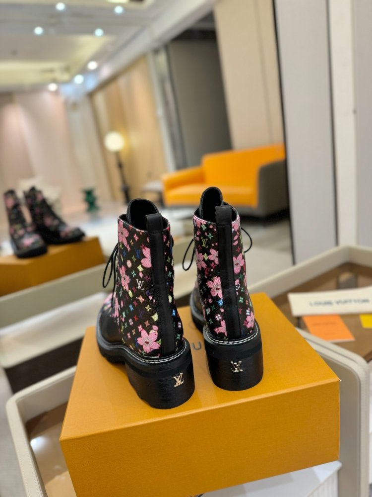 Boots women's фото 7