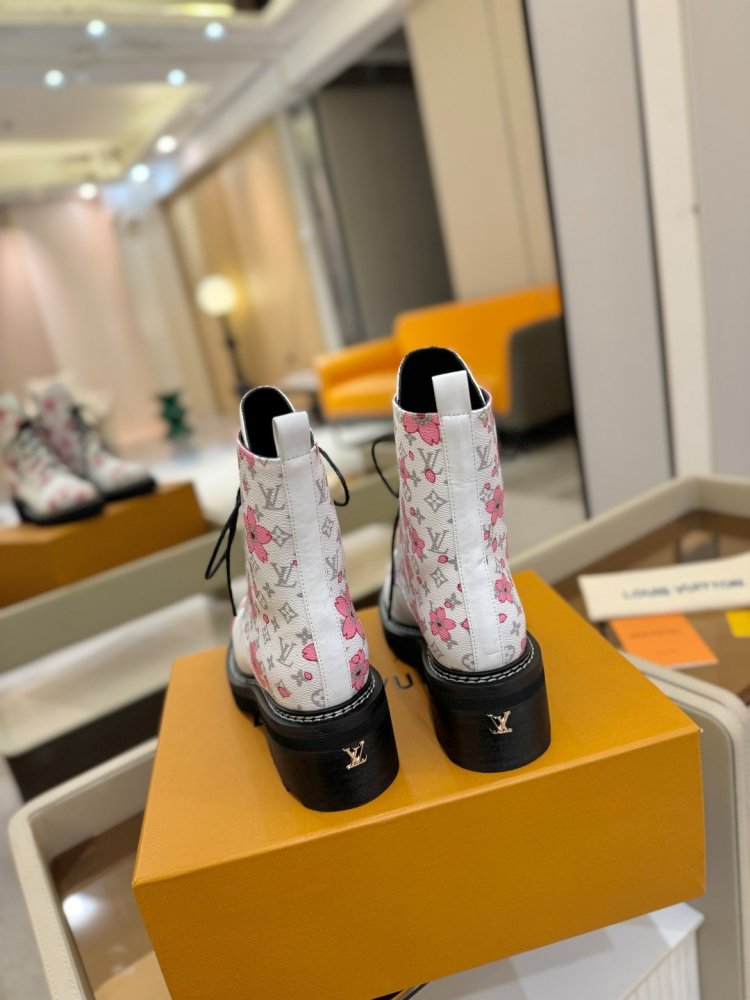 Boots women's фото 7