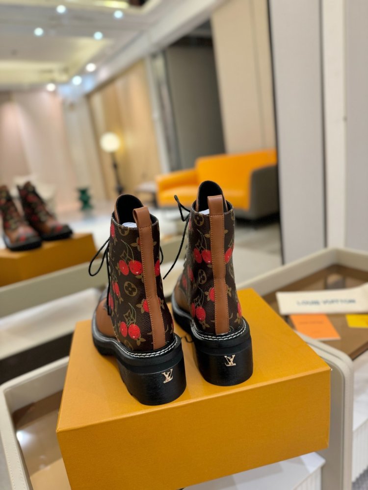 Boots women's фото 7