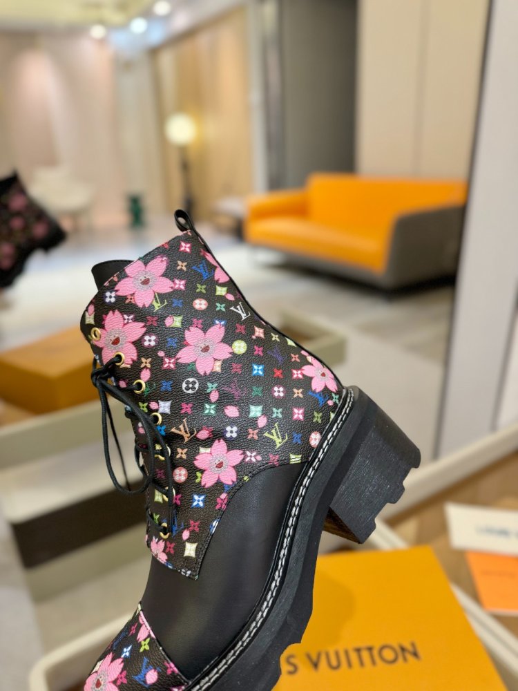 Boots women's фото 8