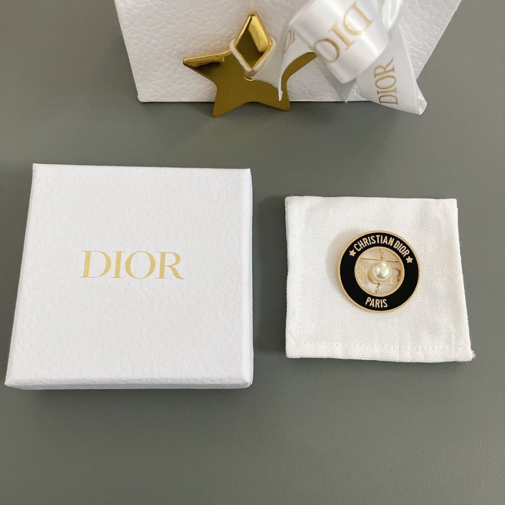 Брошка D Black Circle Letter