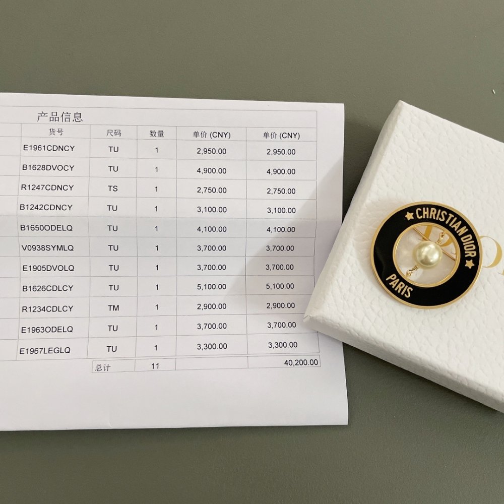 Брошка D Black Circle Letter фото 2