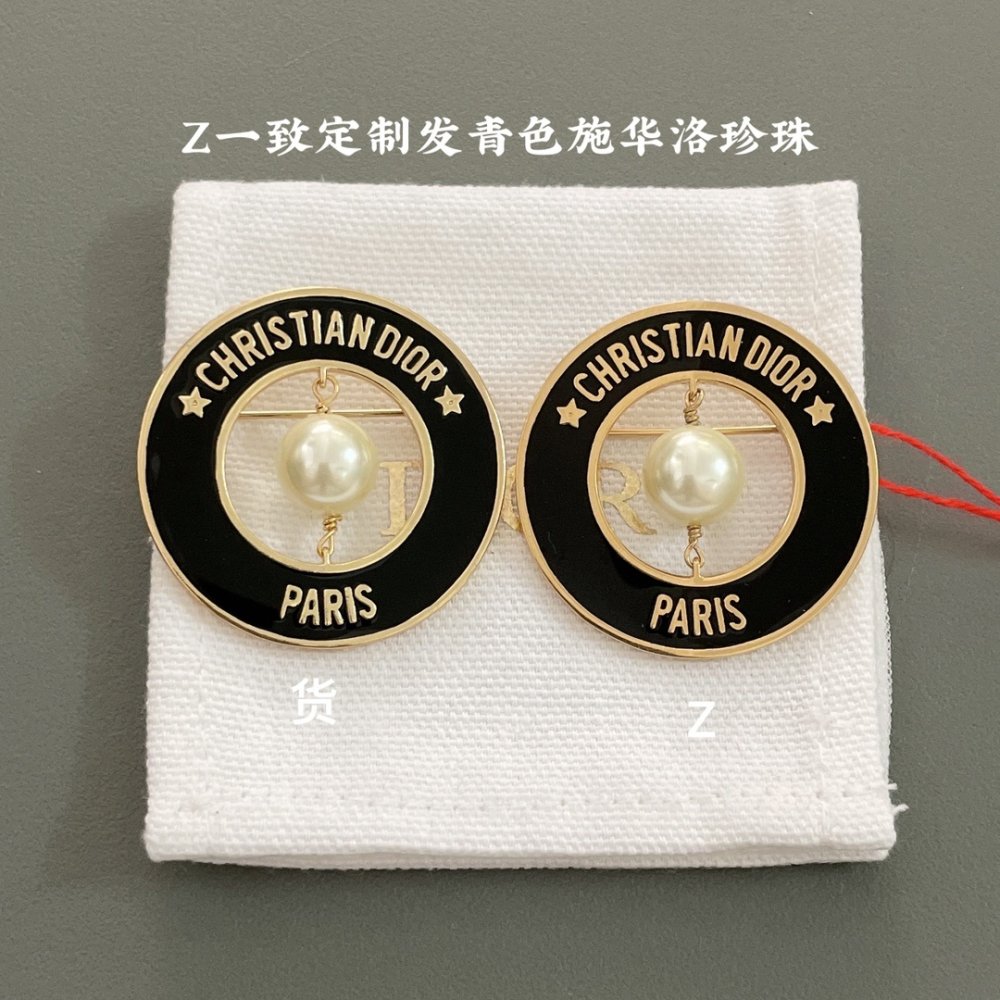 Брошка D Black Circle Letter фото 3