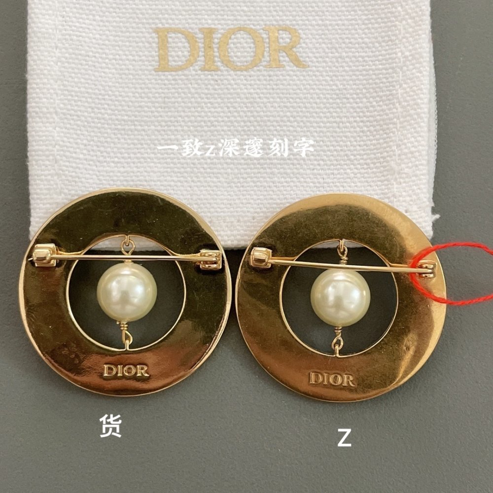 Брошка D Black Circle Letter фото 4