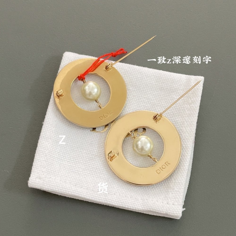 Брошка D Black Circle Letter фото 5