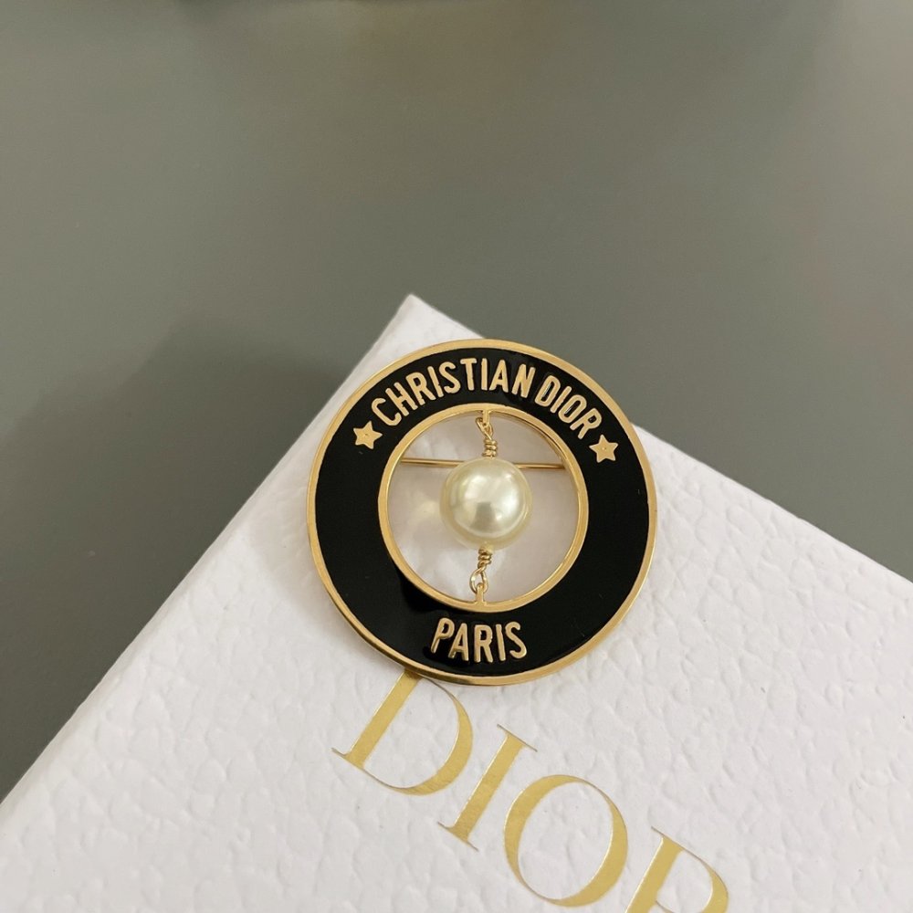 Брошка D Black Circle Letter фото 6