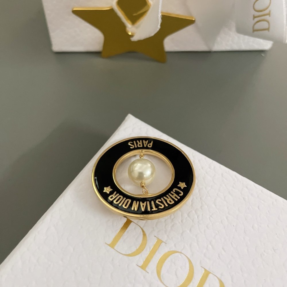 Брошка D Black Circle Letter фото 7