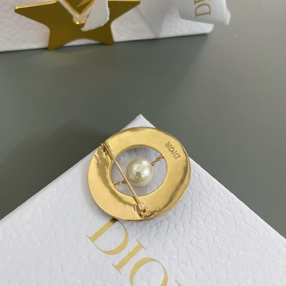 Брошка D Black Circle Letter фото 8