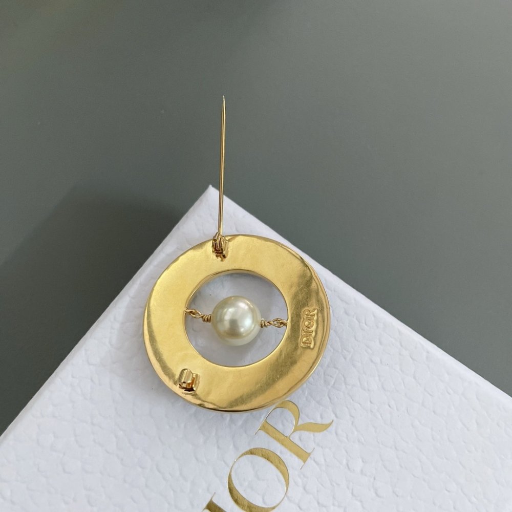 Брошка D Black Circle Letter фото 9