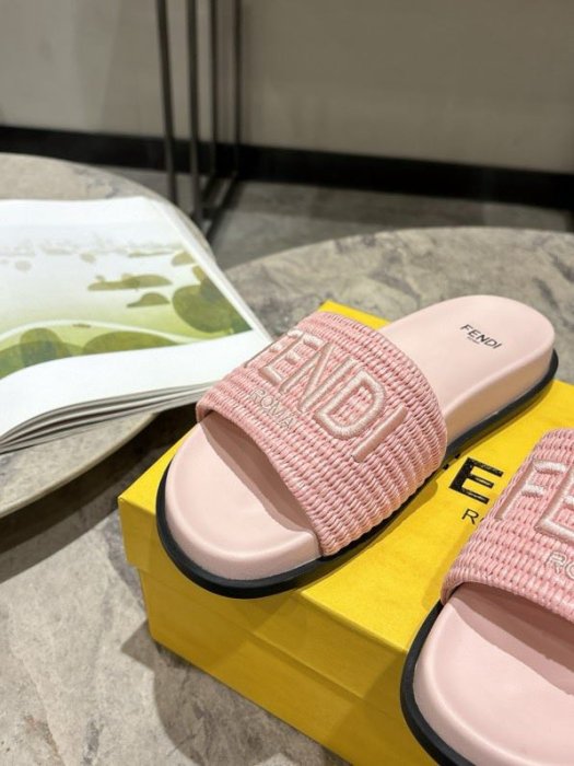 Шлепанцы женские фото 2