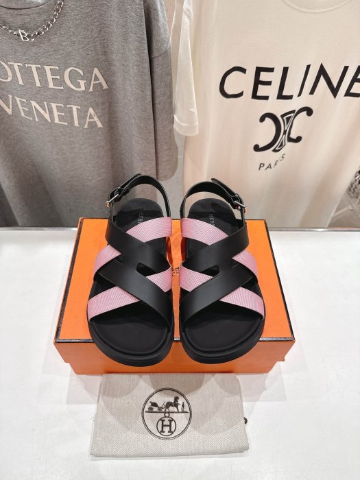 Сандалі жіночі