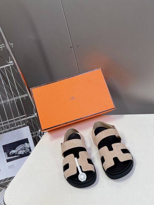 Сандалі жіночі