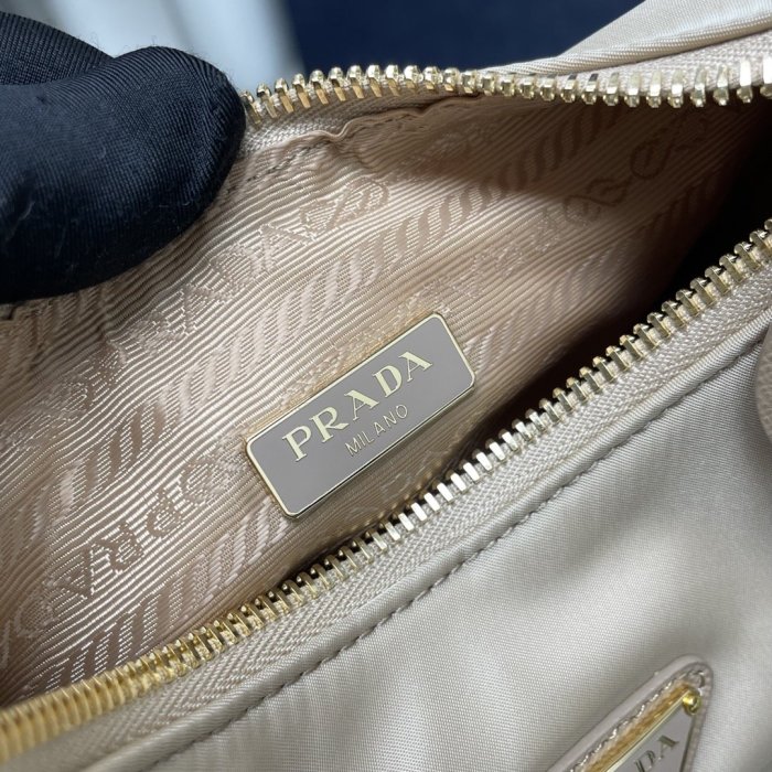 A bag women's Prada Nylon Hobo 22 cm фото 9
