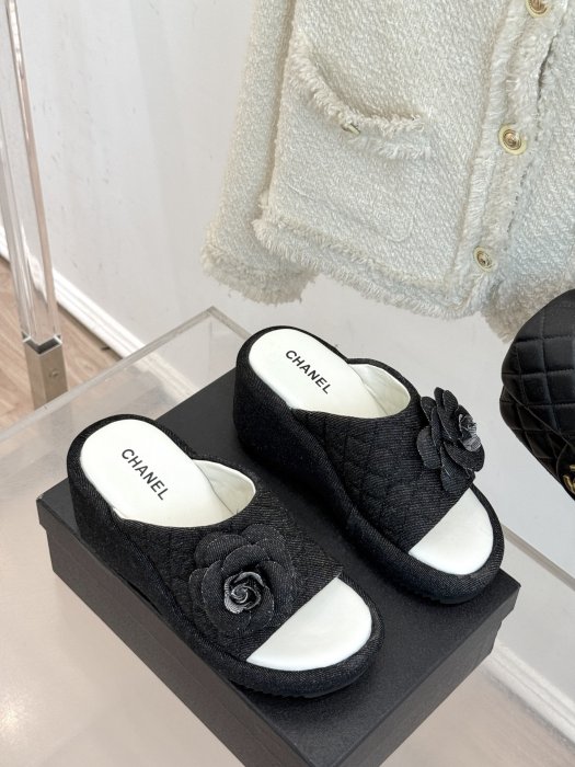 Шлепанцы женские фото 3