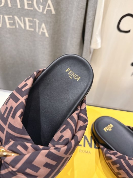 Шлепанцы женские фото 6