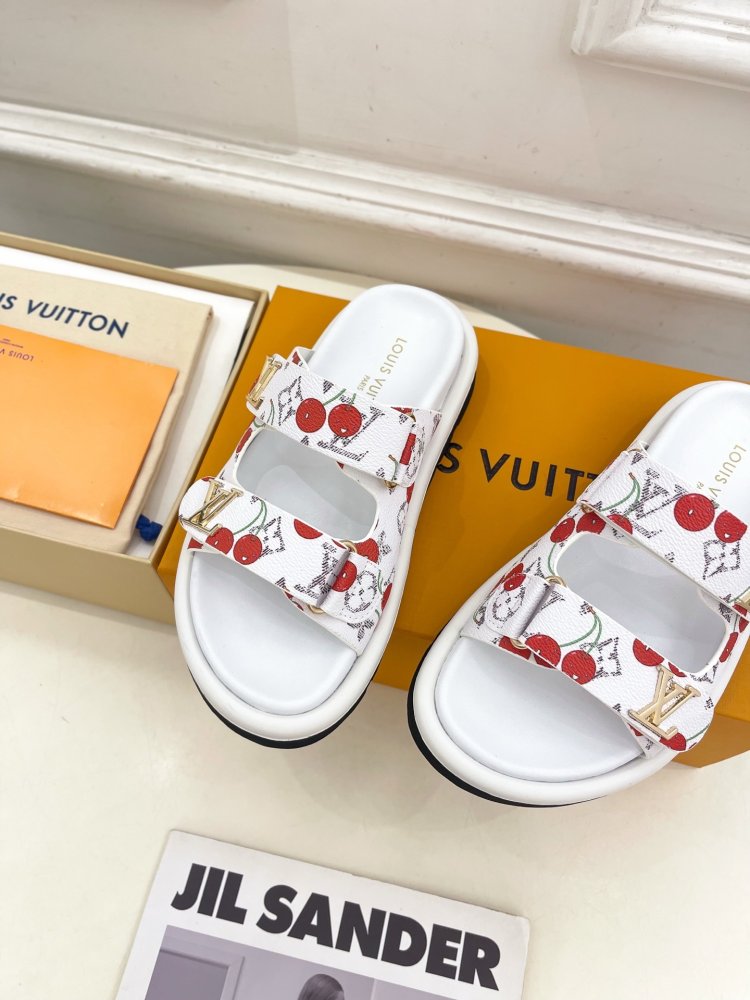 Шльопанці жіночі фото 7