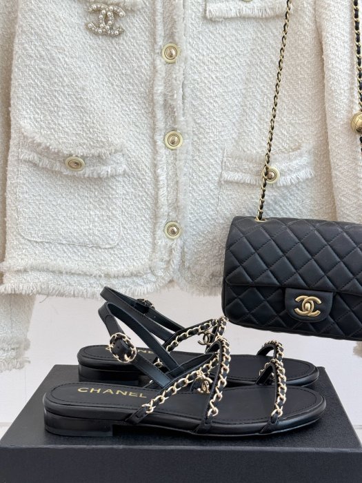 Сандалі жіночі