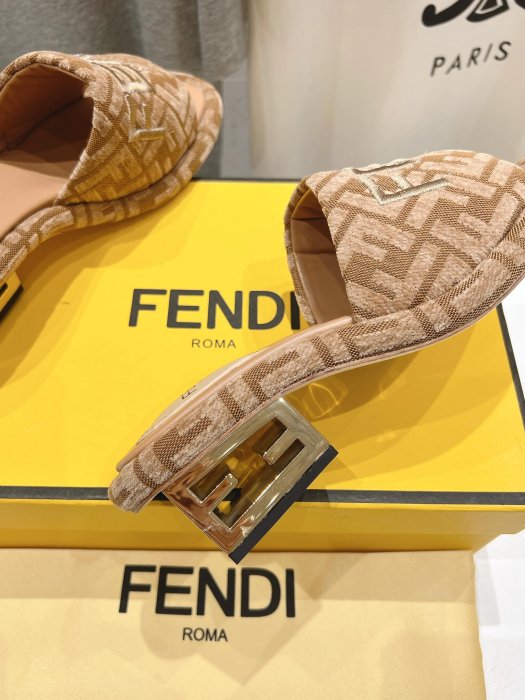 Шлепанцы фото 9