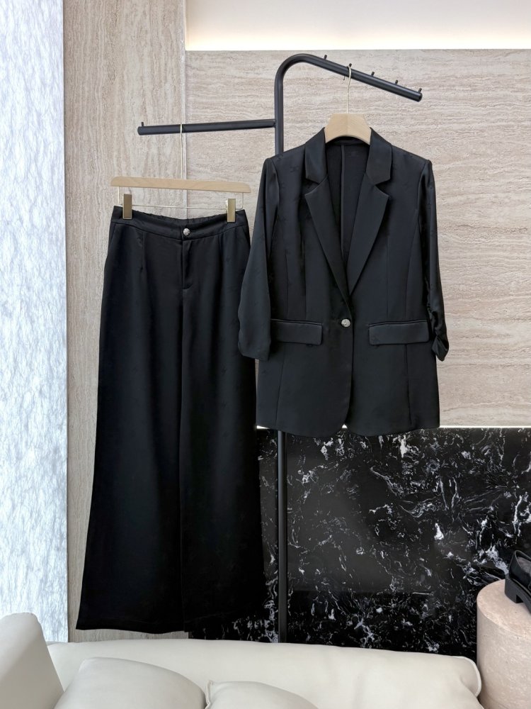 Костюм жіночий