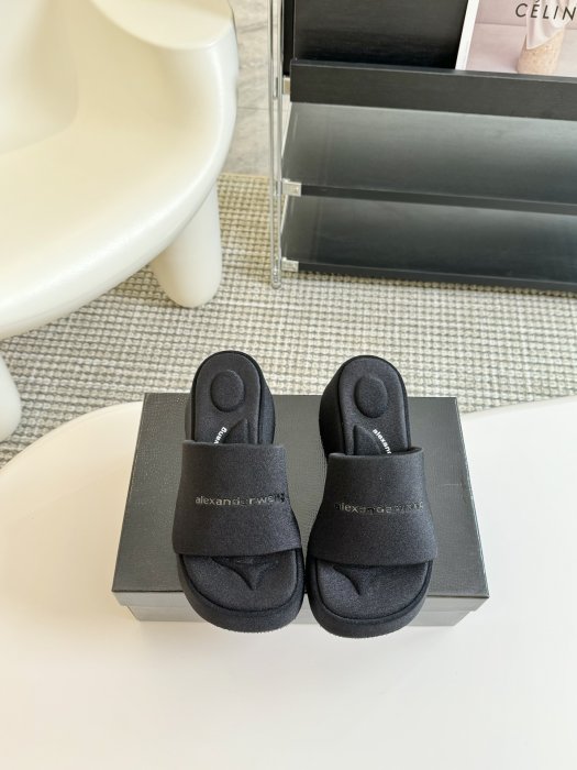 Шлепанцы женские