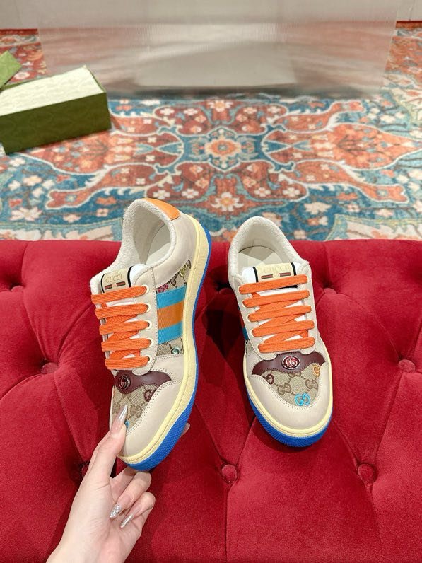 Кросівки жіночі