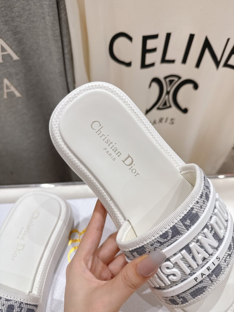 Шльопанці жіночі фото 6