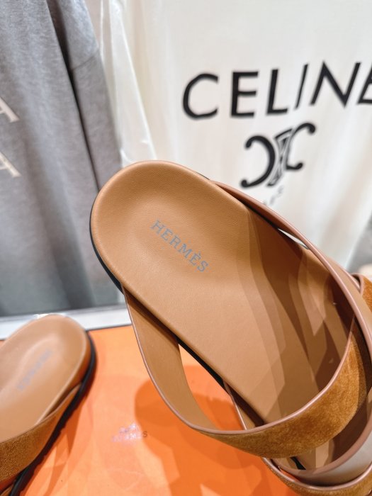 Шлепанцы женские фото 6