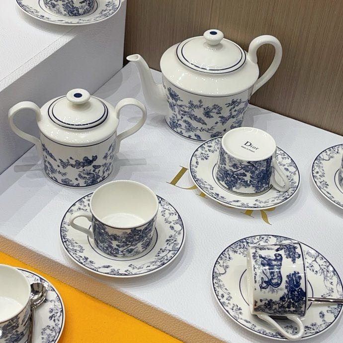 Tea service of bone porcelain фото 4