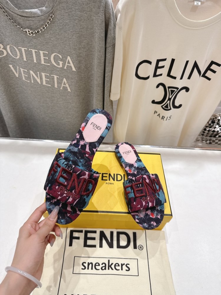 Шлепанцы женские фото 3