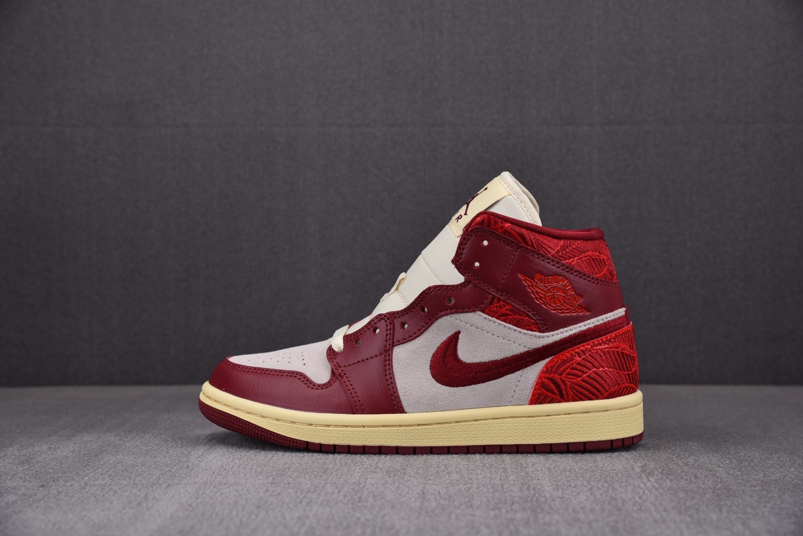 Кроссовки Air Jordan 1 Mid SE Tiki Leaf Team Red DZ2820-601