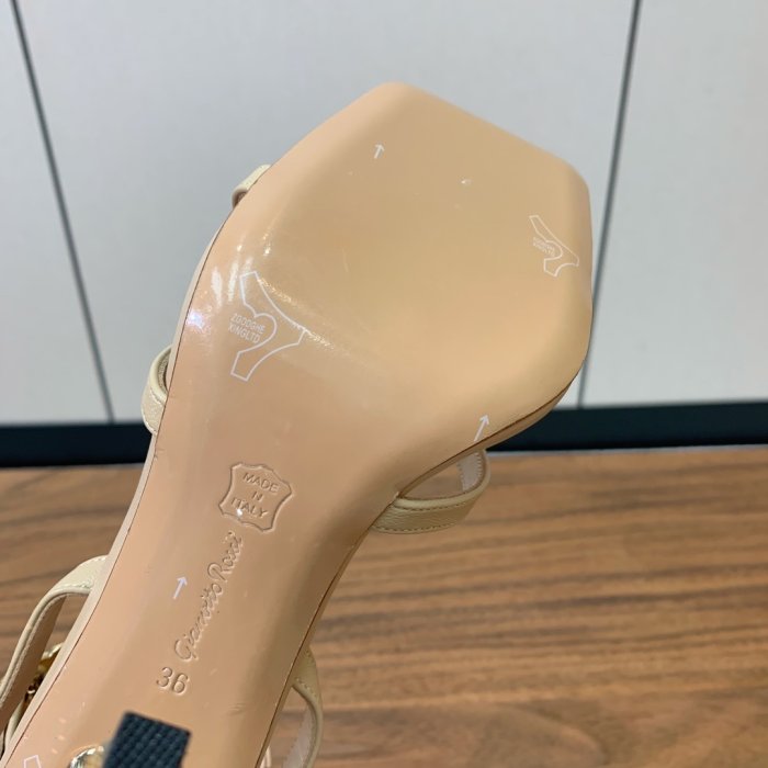 Босоножки фото 8