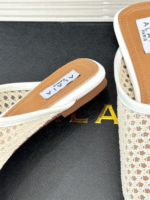 Шлепанцы женские фото 6