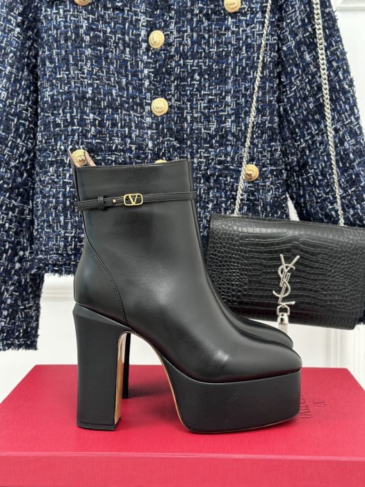 Ankle boots on high heel and platform