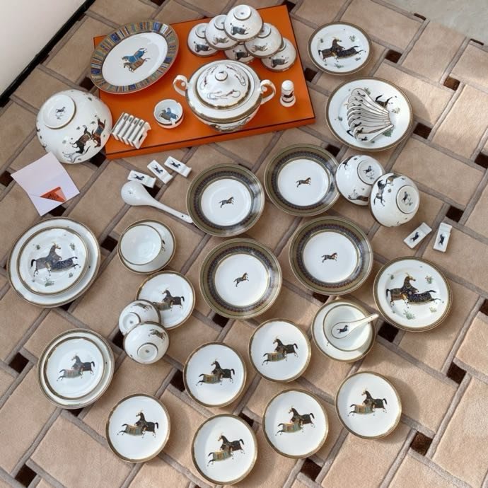 Set porcelain crockery of 58 items on 10 people
