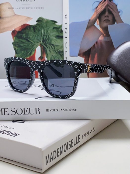 Очки солнцезащитные