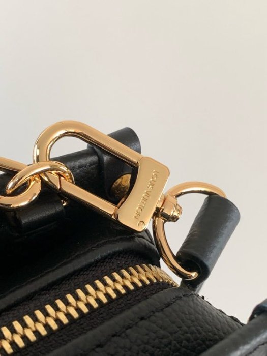 Сумка кожаная OnTheGo East West 25 см фото 6