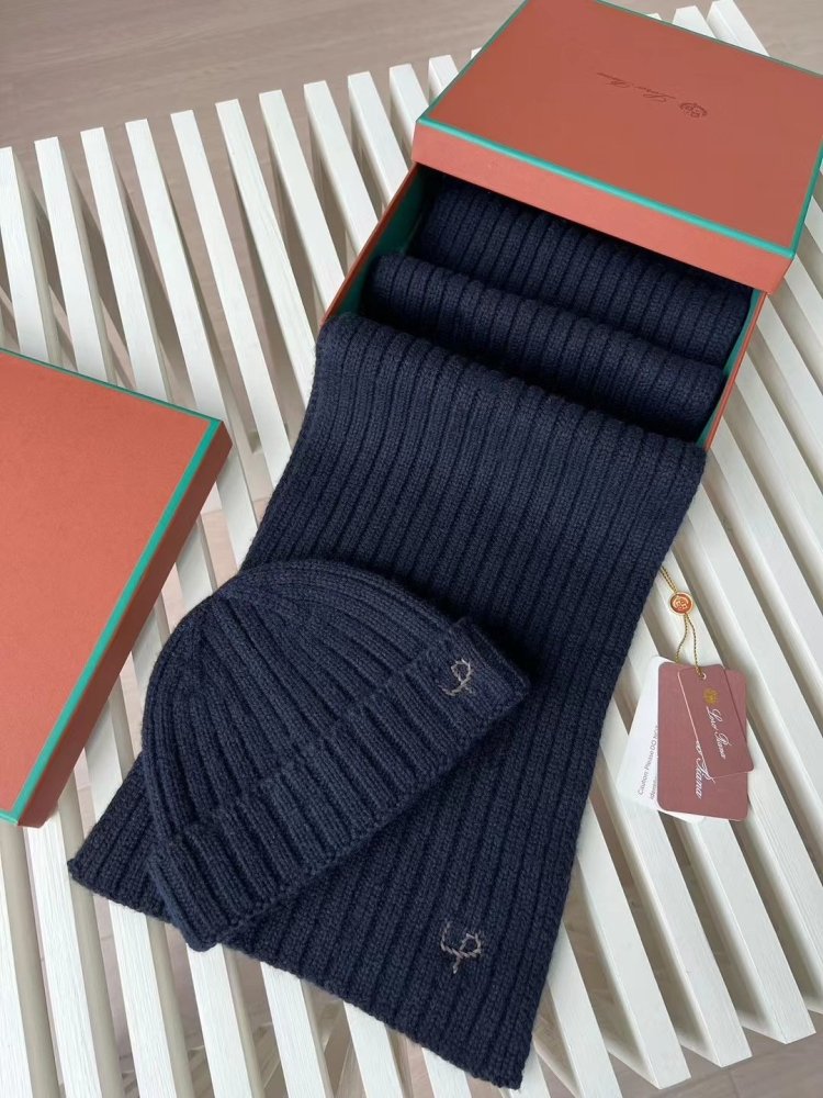 A cap and scarf of cashmere