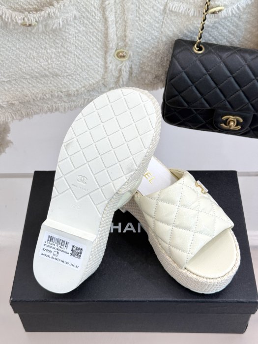 Шлепанцы женские фото 9