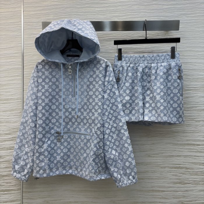 Костюм женский