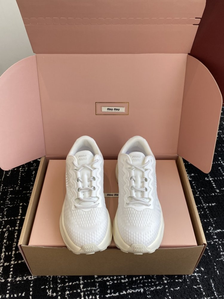 Кроссовки женские