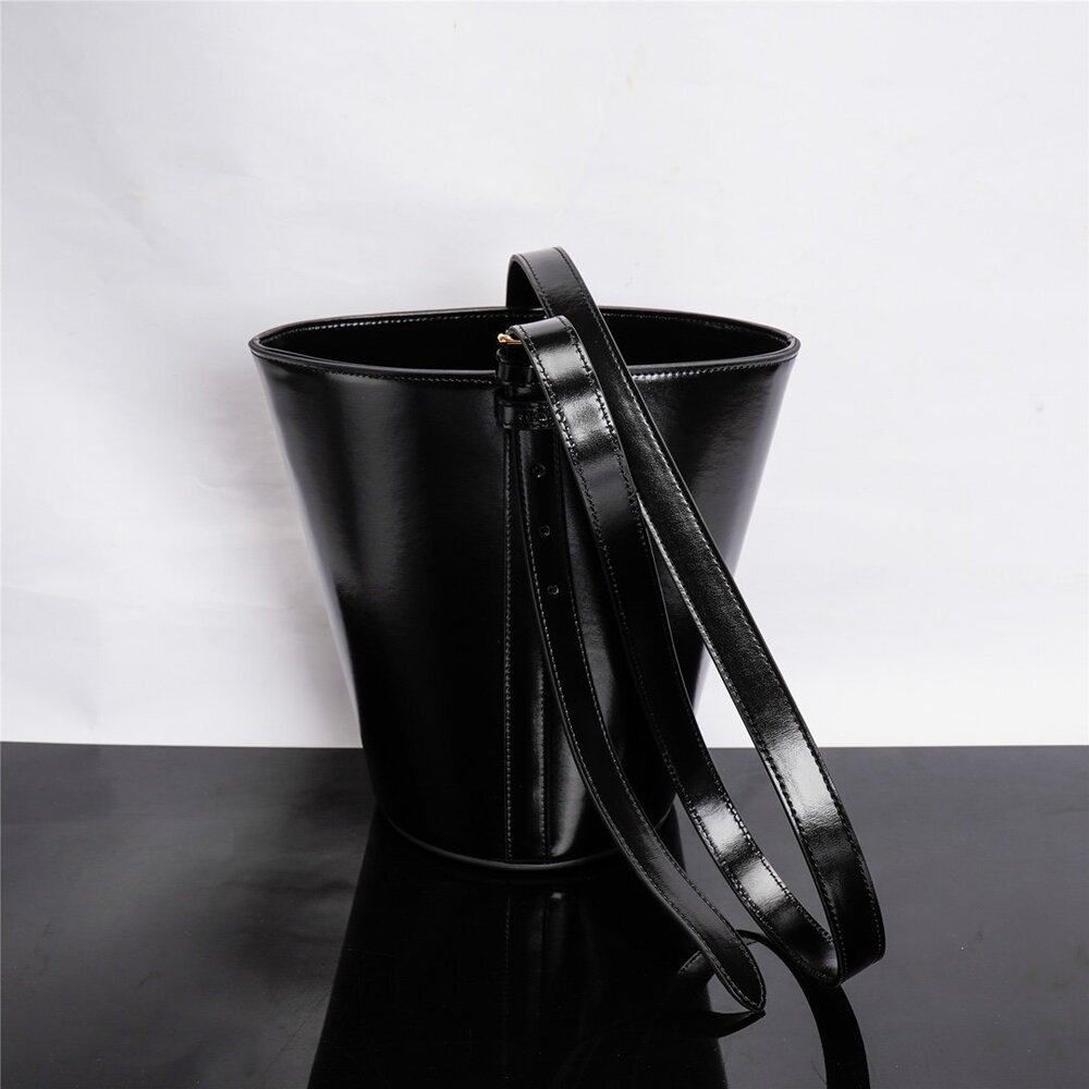 A bag bucket bag in Triomphe 25 cm фото 3