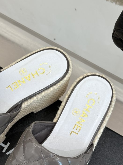 Шлепанцы женские фото 8