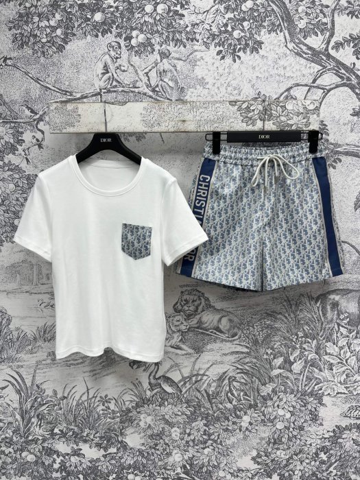 Костюм женский