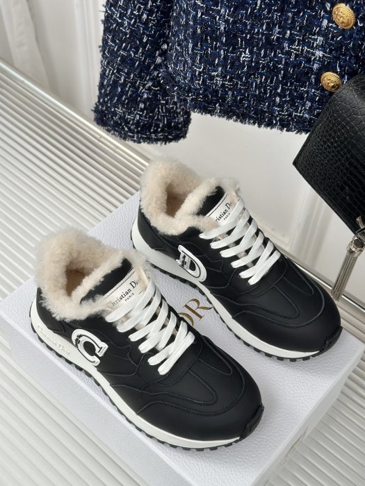 Sneakers women's on fur фото 3