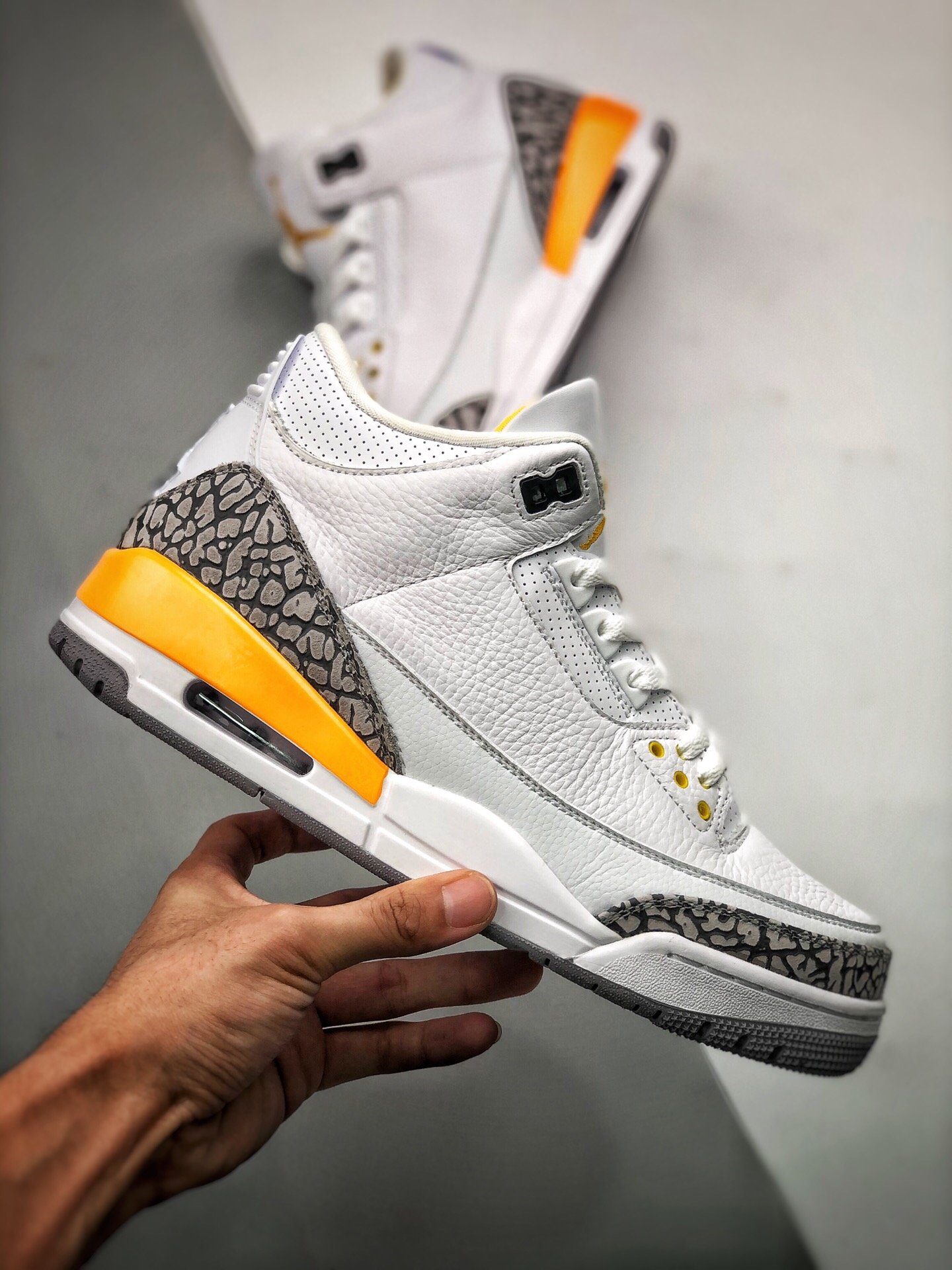 Кросівки Air Jordan 3 Retro Laser Orange фото 4