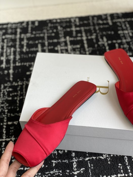 Шлепанцы женские фото 7