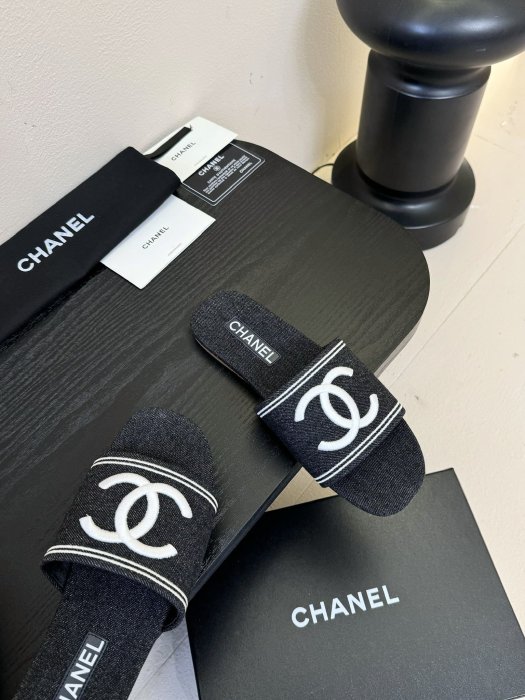 Шлепанцы женские фото 4