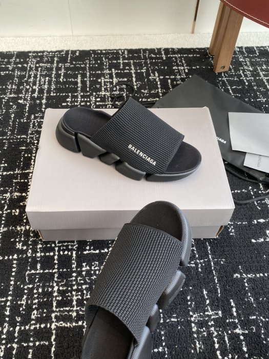 Шлепанцы женские фото 6